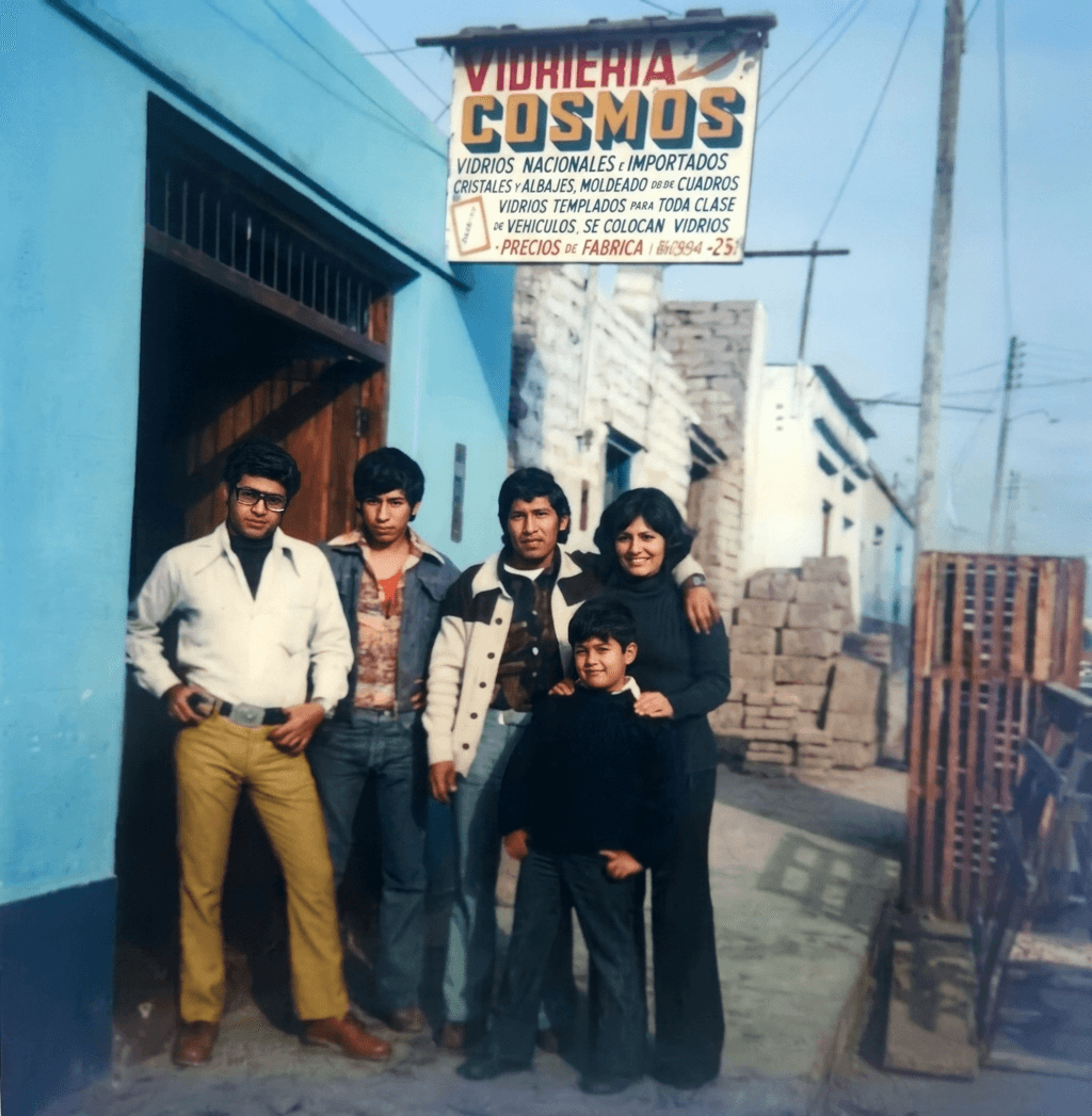Fundadora Elizabeth Sifuentes, su hijo Roberto López y los primeros trabajadores en 1976